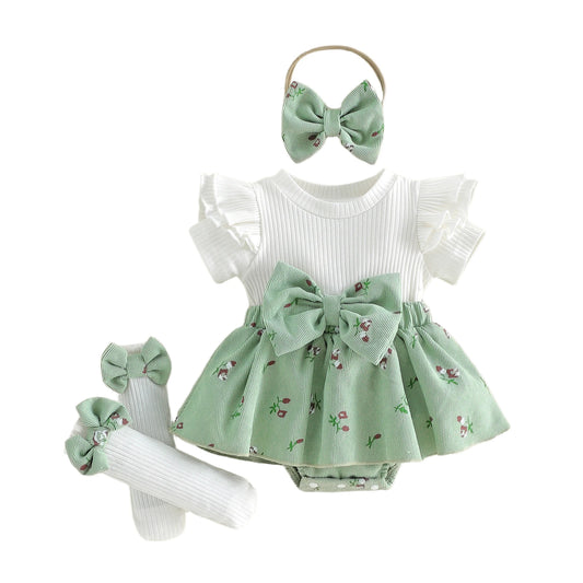 Salbeigrünes Romper-Kleid-Set mit Blumenprint, weißem Rippenoberteil, Schleifen-Headband & Söckchen