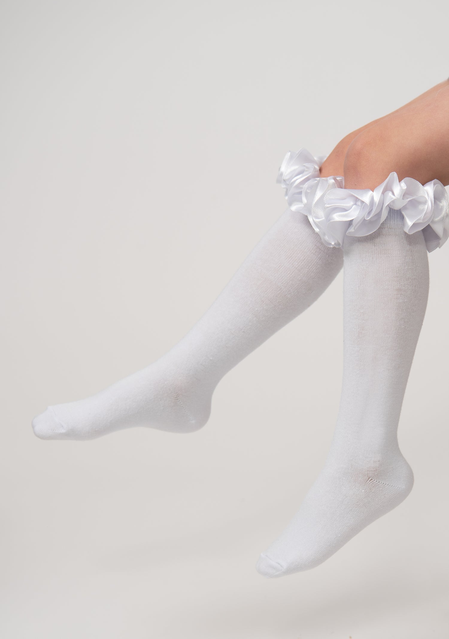 White knee-high socks with ruffled ribbon cuff