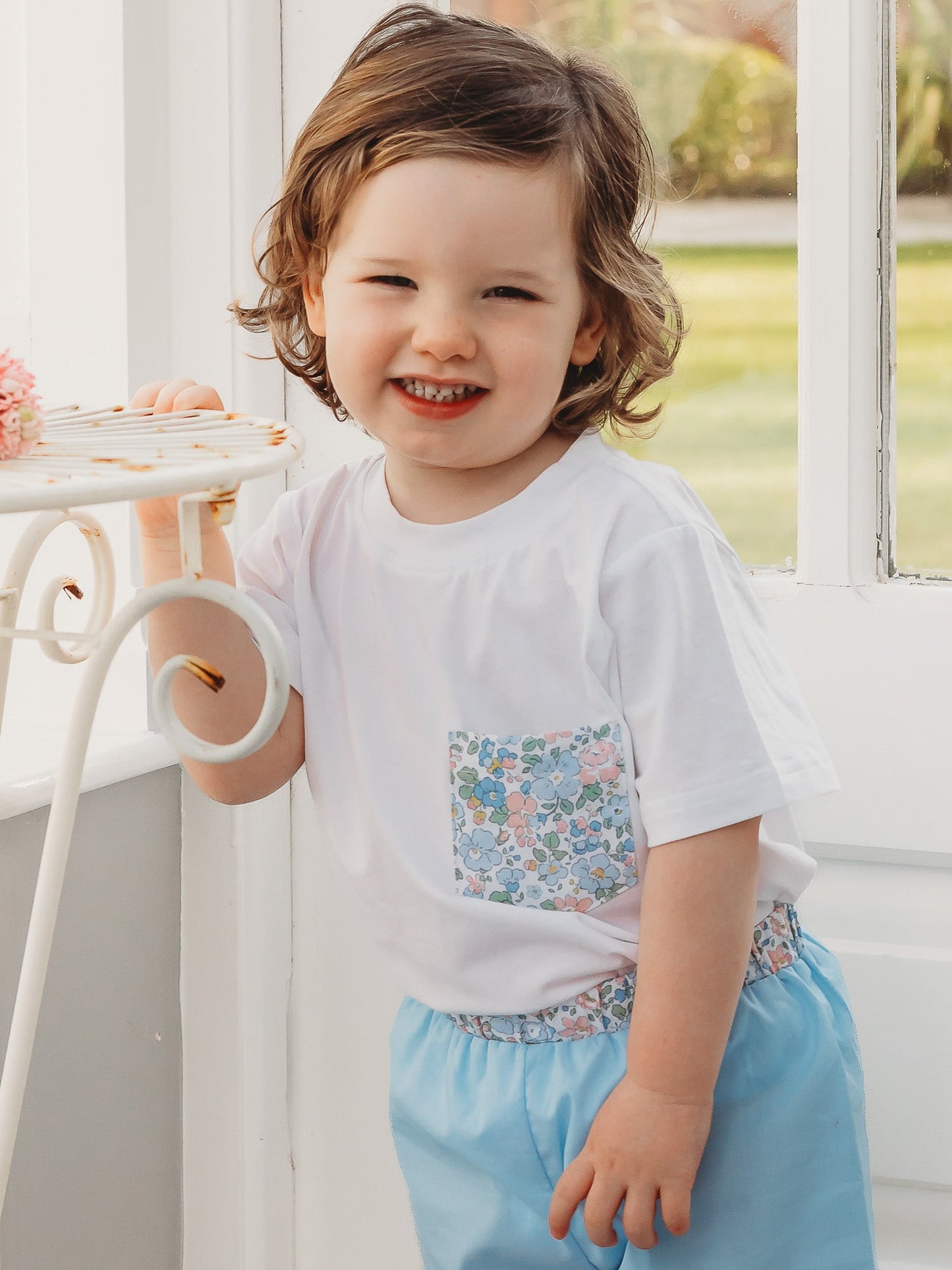 Boys white crewneck pocket T-shirt with a colorful floral-print front pocket