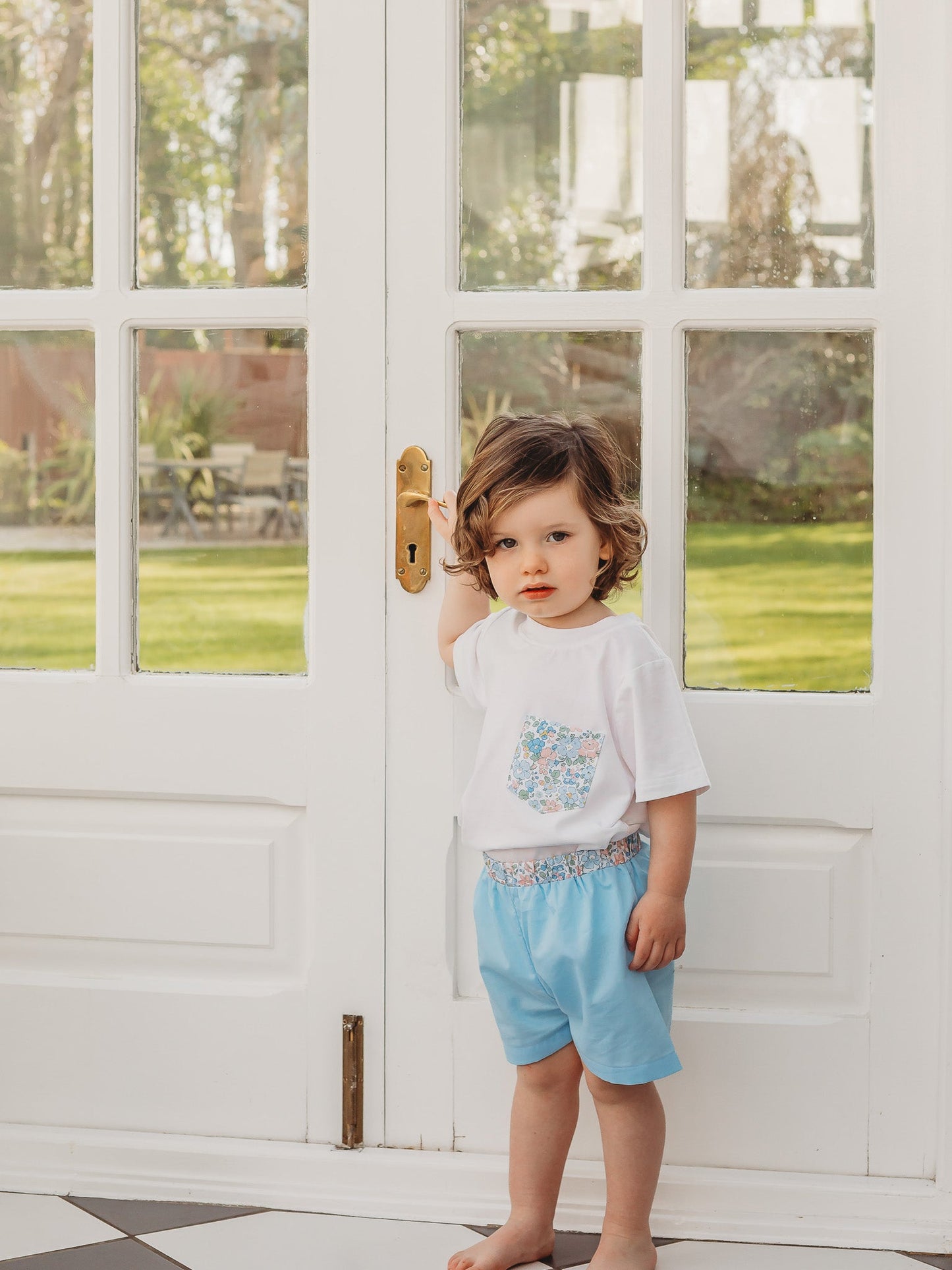 Boys white pocket T-shirt with colorful floral-print front pocket and short sleeves
