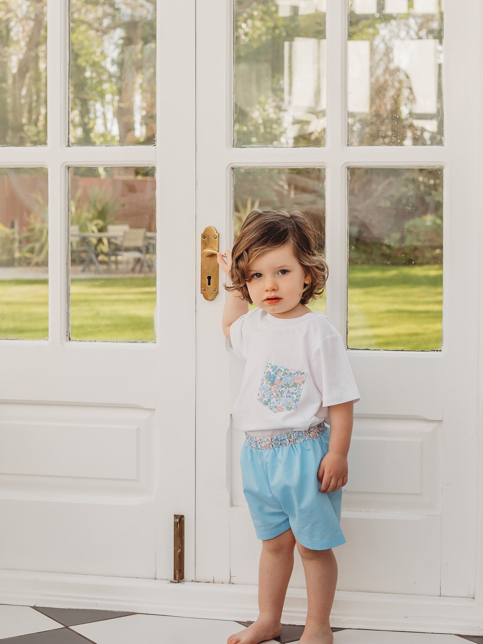 Boys white pocket T-shirt with colorful floral-print front pocket and short sleeves