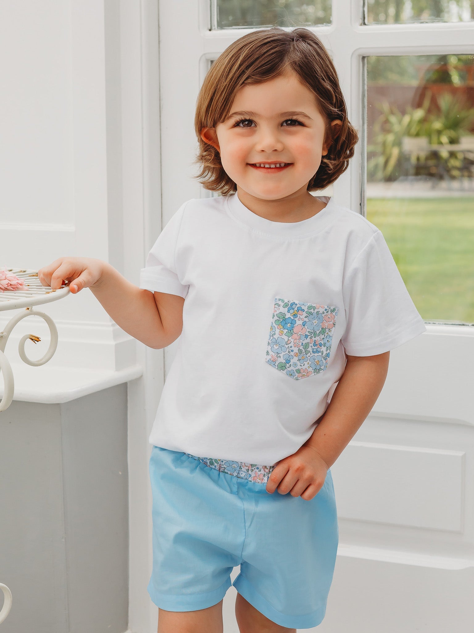Boys pocket T-shirt in white with a colorful floral-print front pocket