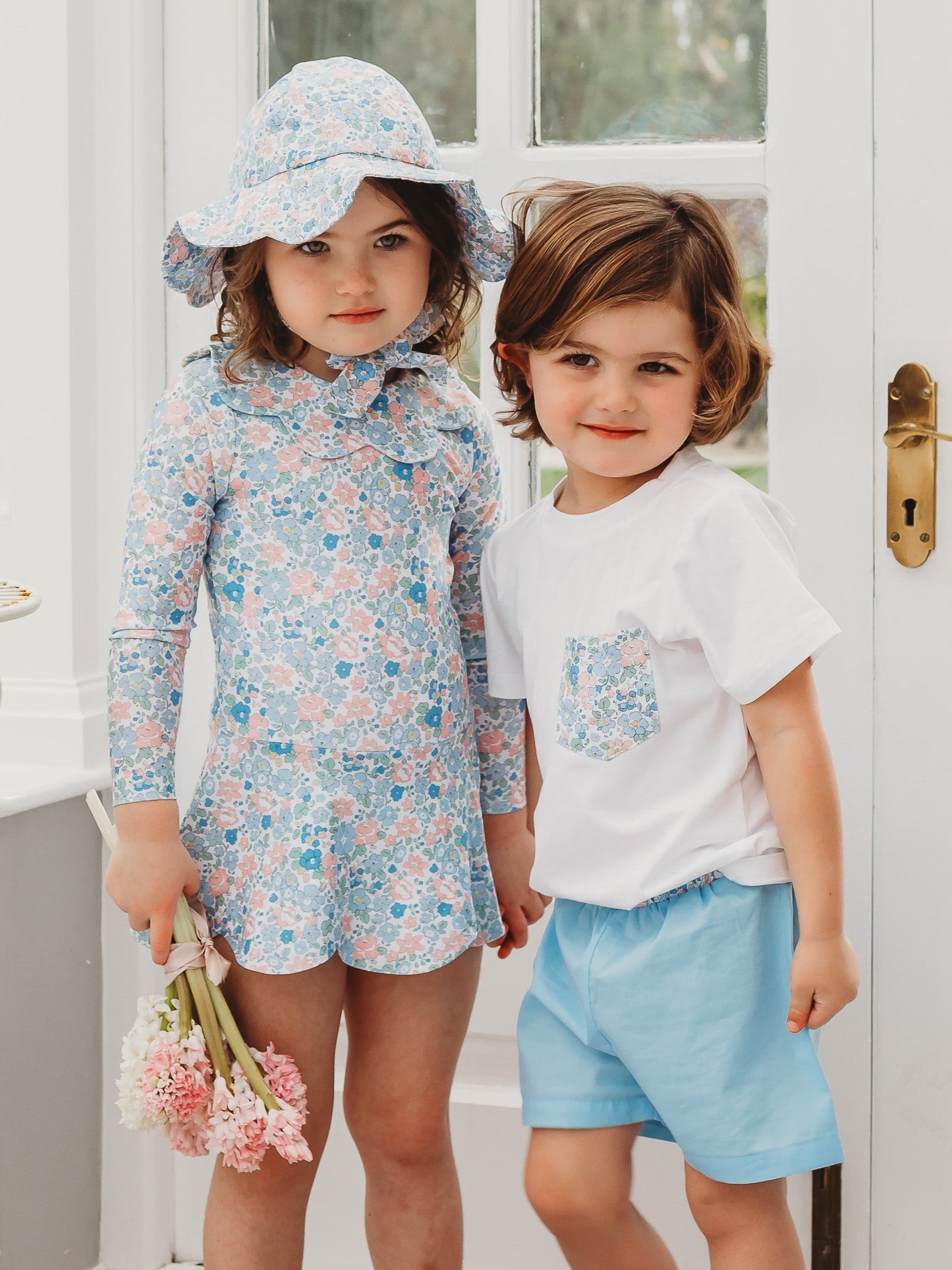 Boys white short-sleeve pocket T-shirt with colorful floral-print front pocket