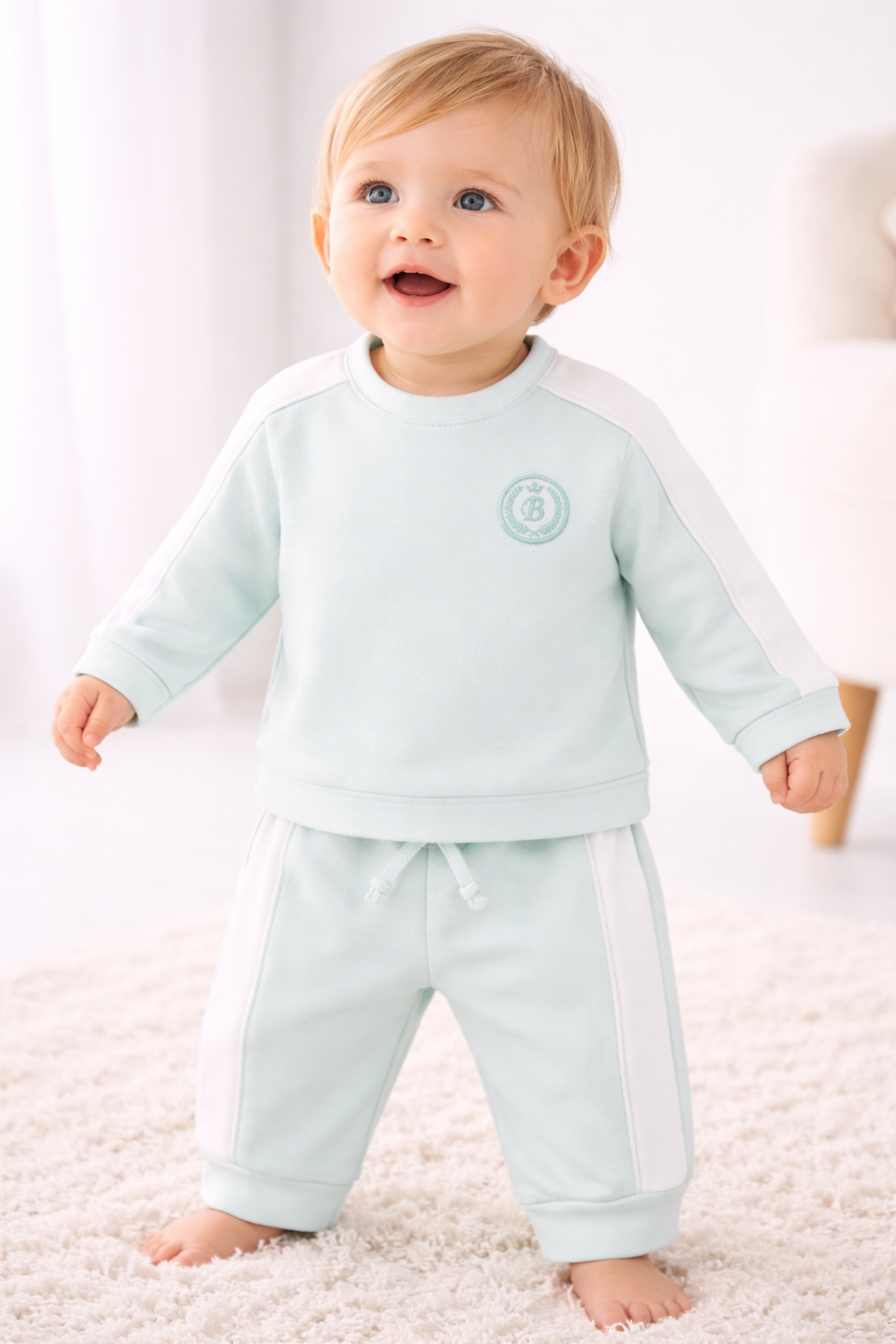 Mintfarbenes Jogging-Set: Sweatshirt mit Logo, Hose mit Kordelzug und Bündchen