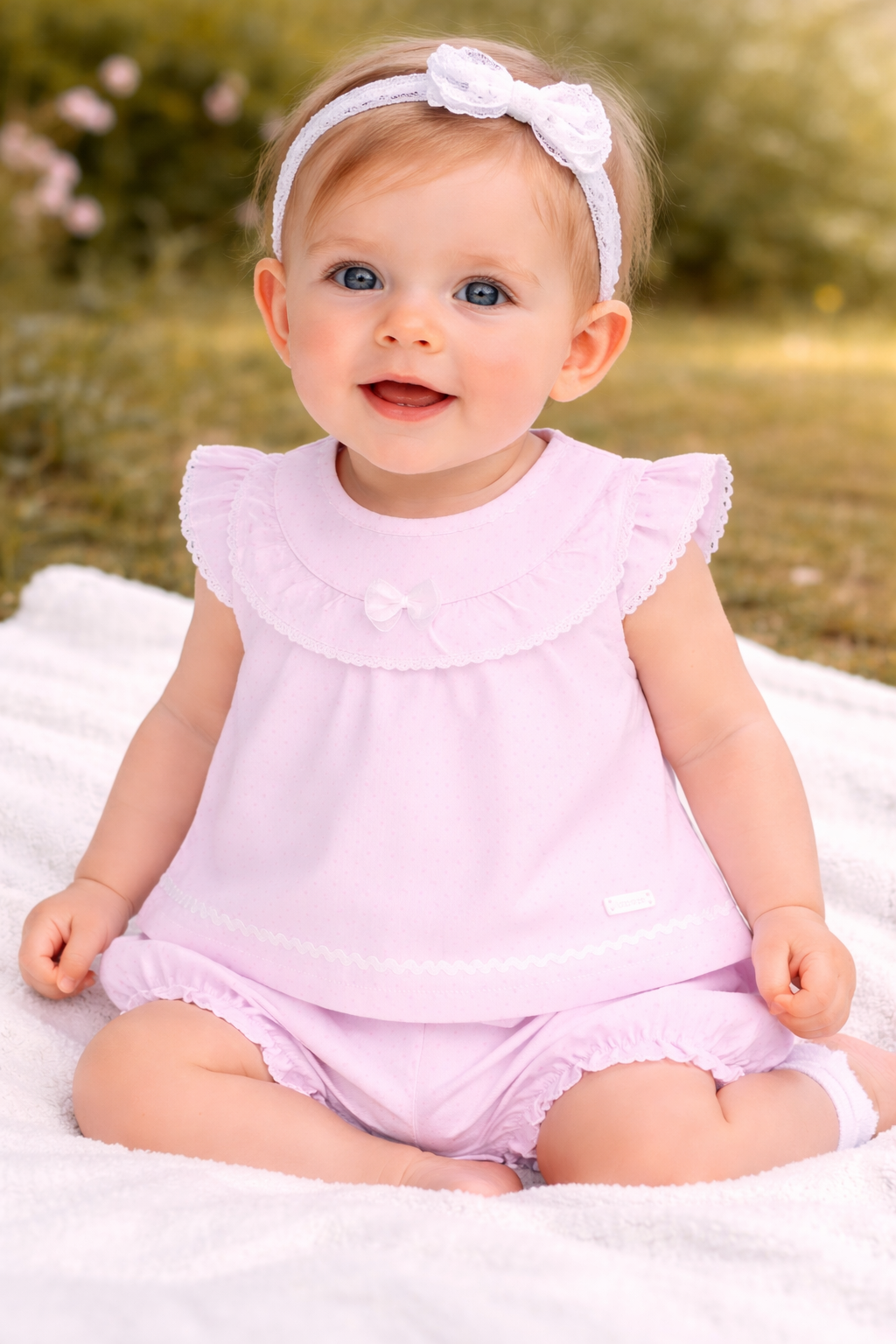Baby girls set: pink ruffled collar top and matching bloomers