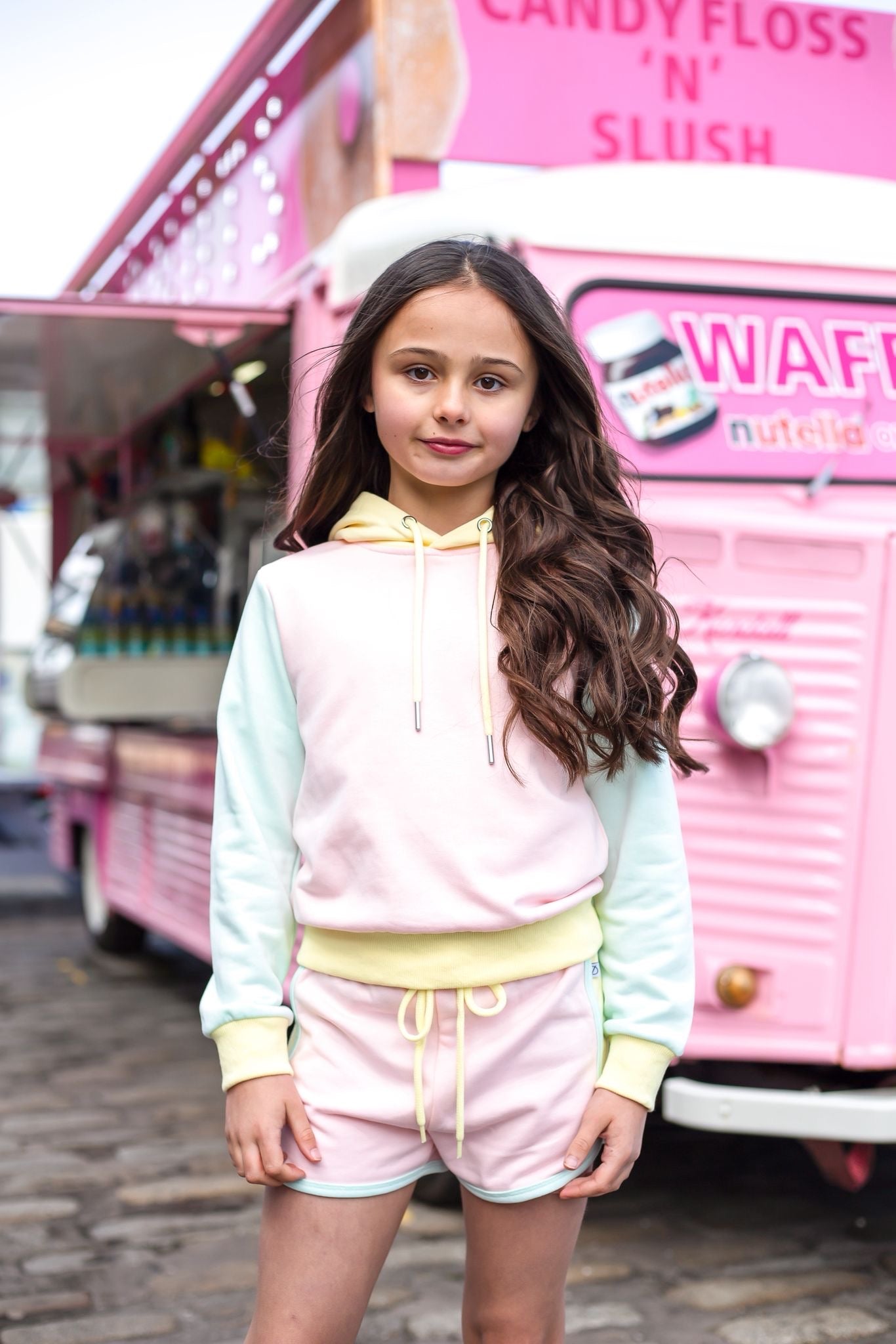 Dolly Peach Long Hoodie: hellrosa Körper, mintfarbene Ärmel, gelbe Kapuzenkante