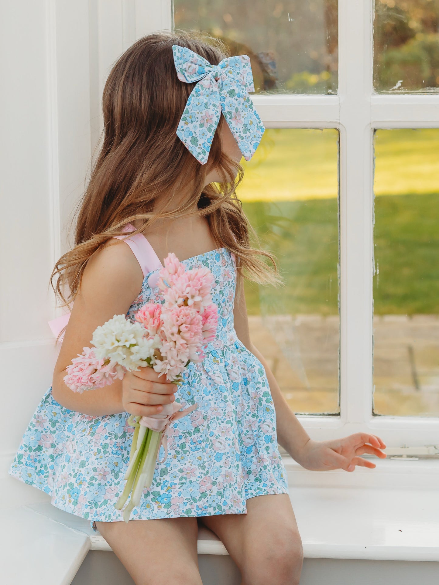 R&A 'Betsy' floral bow, light blue, tied in hair with long tails