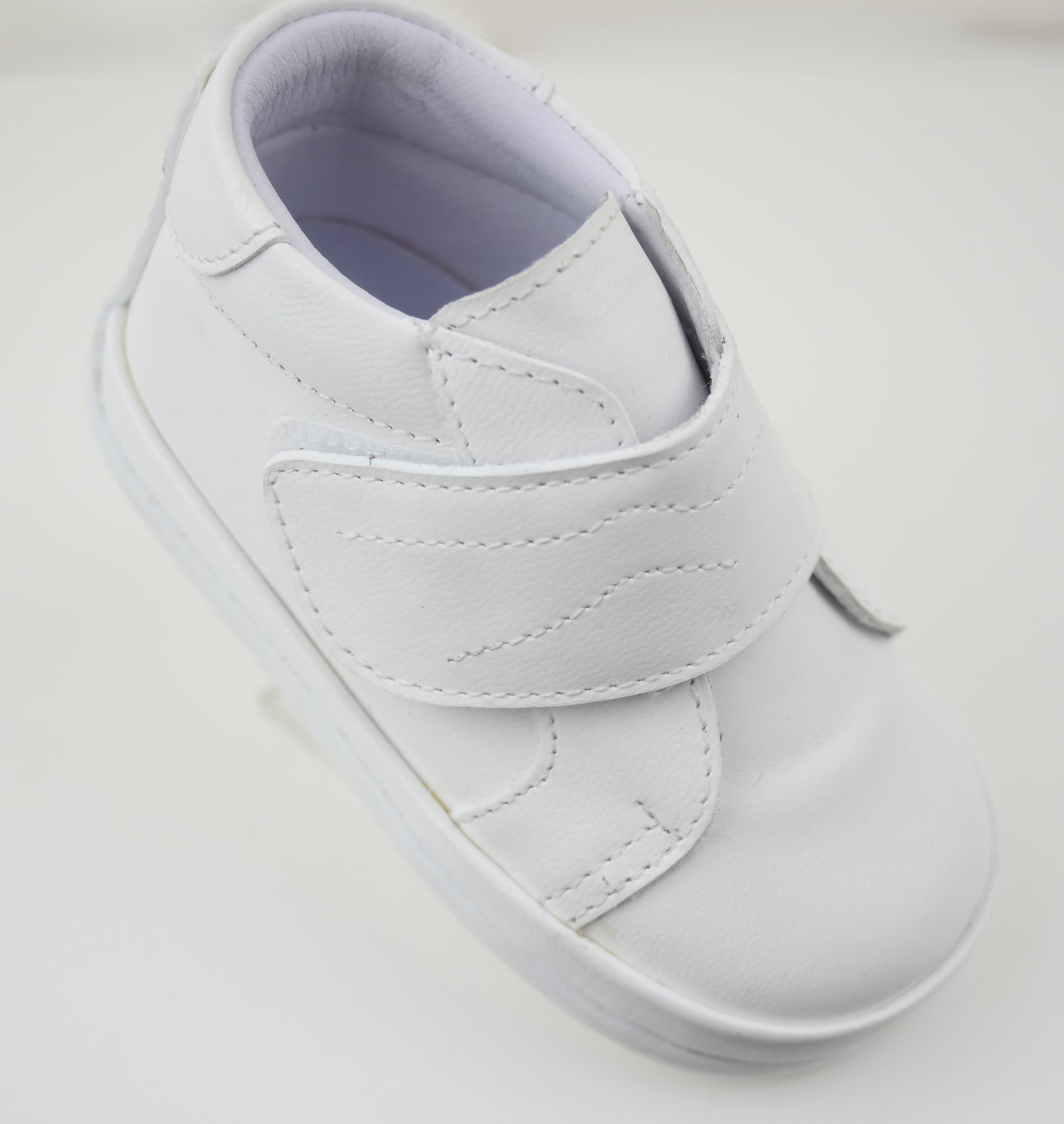 Boys Bjorn white shoes with stitched leather-look upper and padded collar