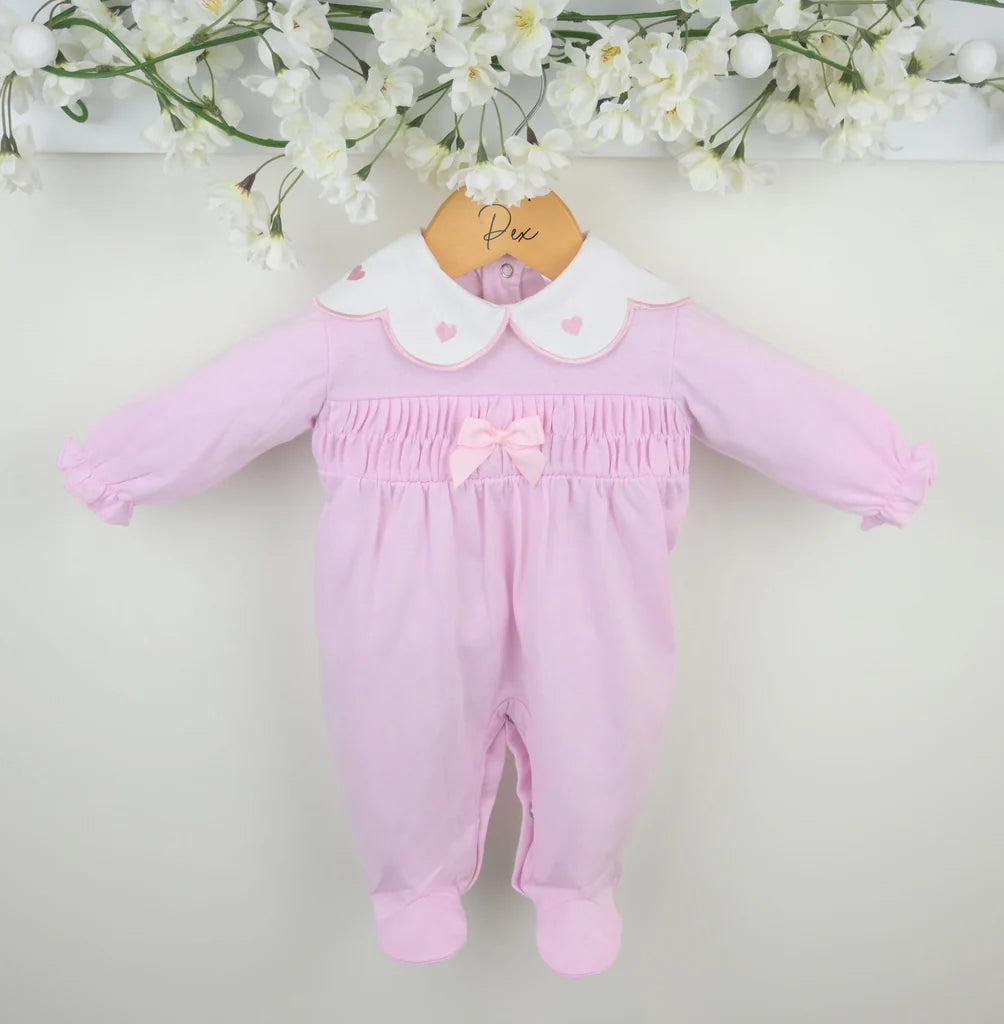 Beatrice rosa Sleepsuit, langärmlig mit Knopfleiste und Herzkragen, flach liegend