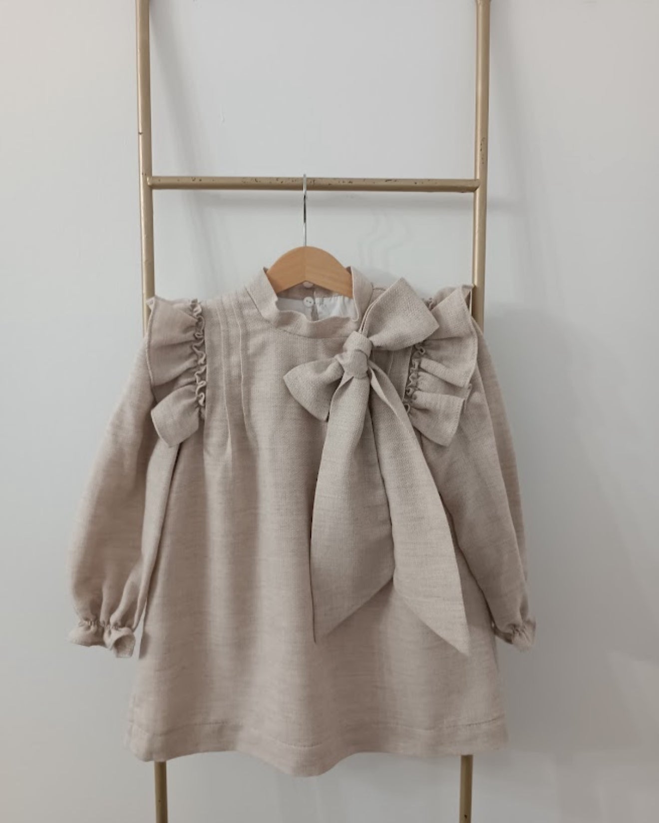 Mädchenkleid Maeve mit großer Schleife, grauer Leinenoptik und Rüschenärmeln
