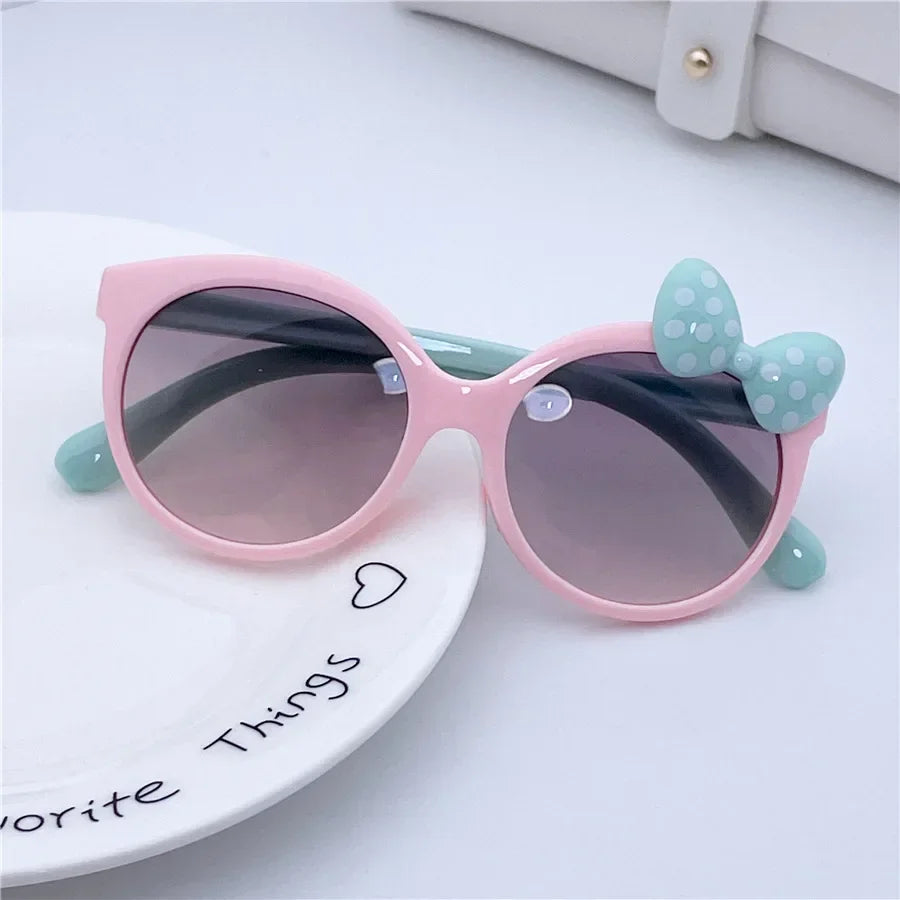 Girls' sunglasses with a cute bow motif, available in a choice of colors, featuring UV400 protection and a stylish, lightweight design.