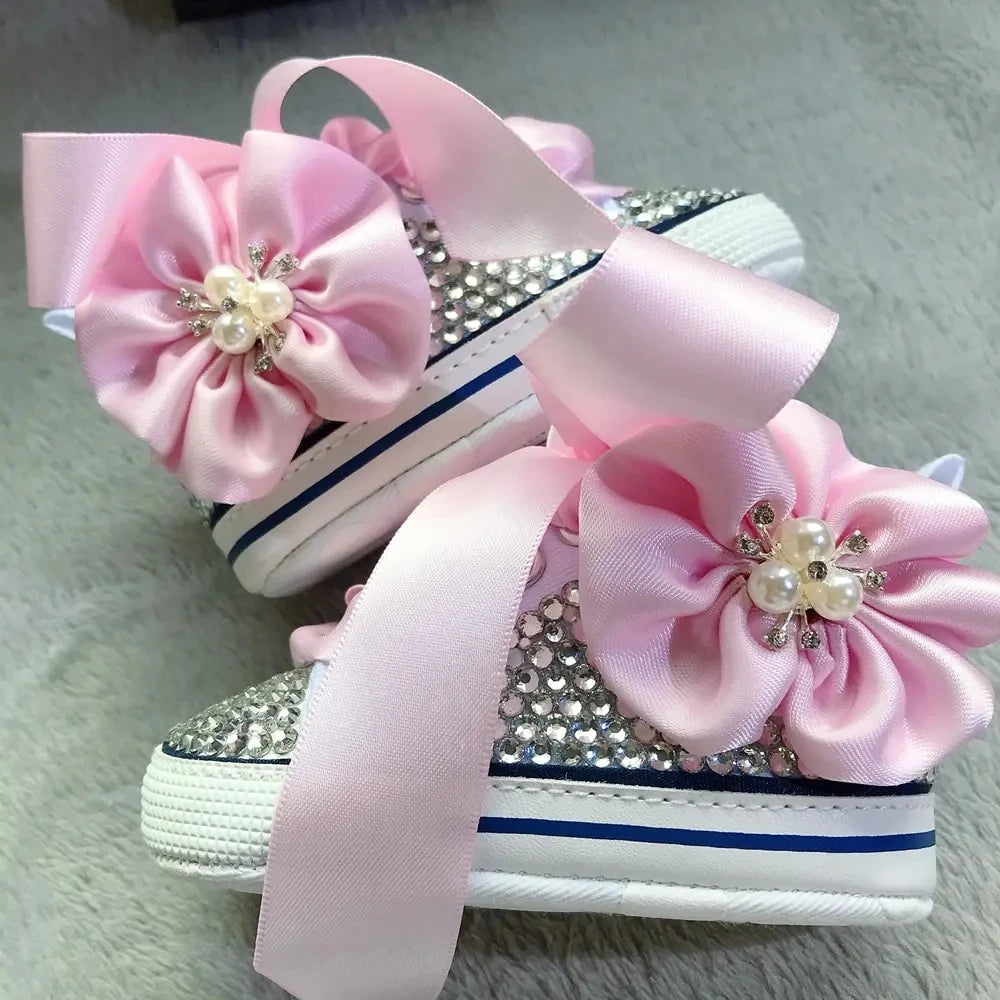 Zapatitos bebé rosa satén con flores grandes y pedrería, lazo ancho en la puntera
