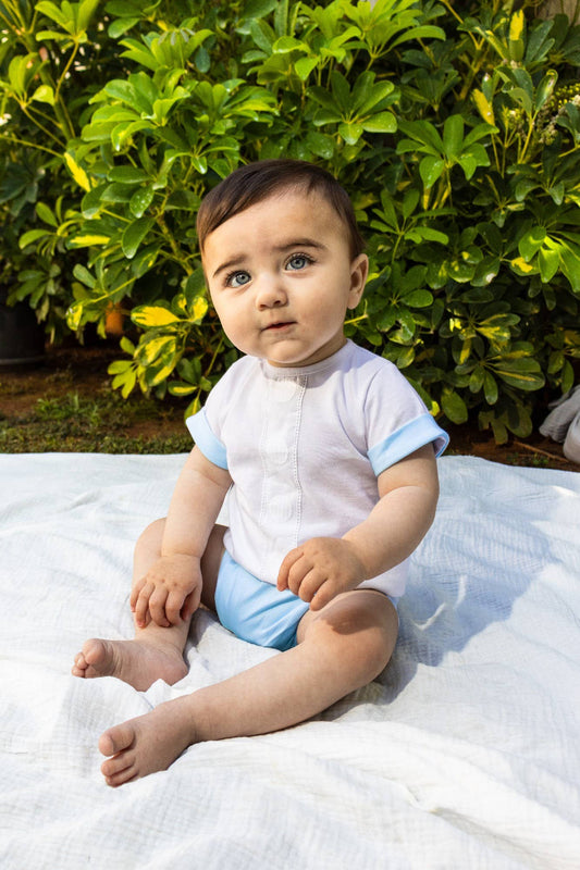 Baby romper set blanco y celeste con botones frontales y pantalón corto