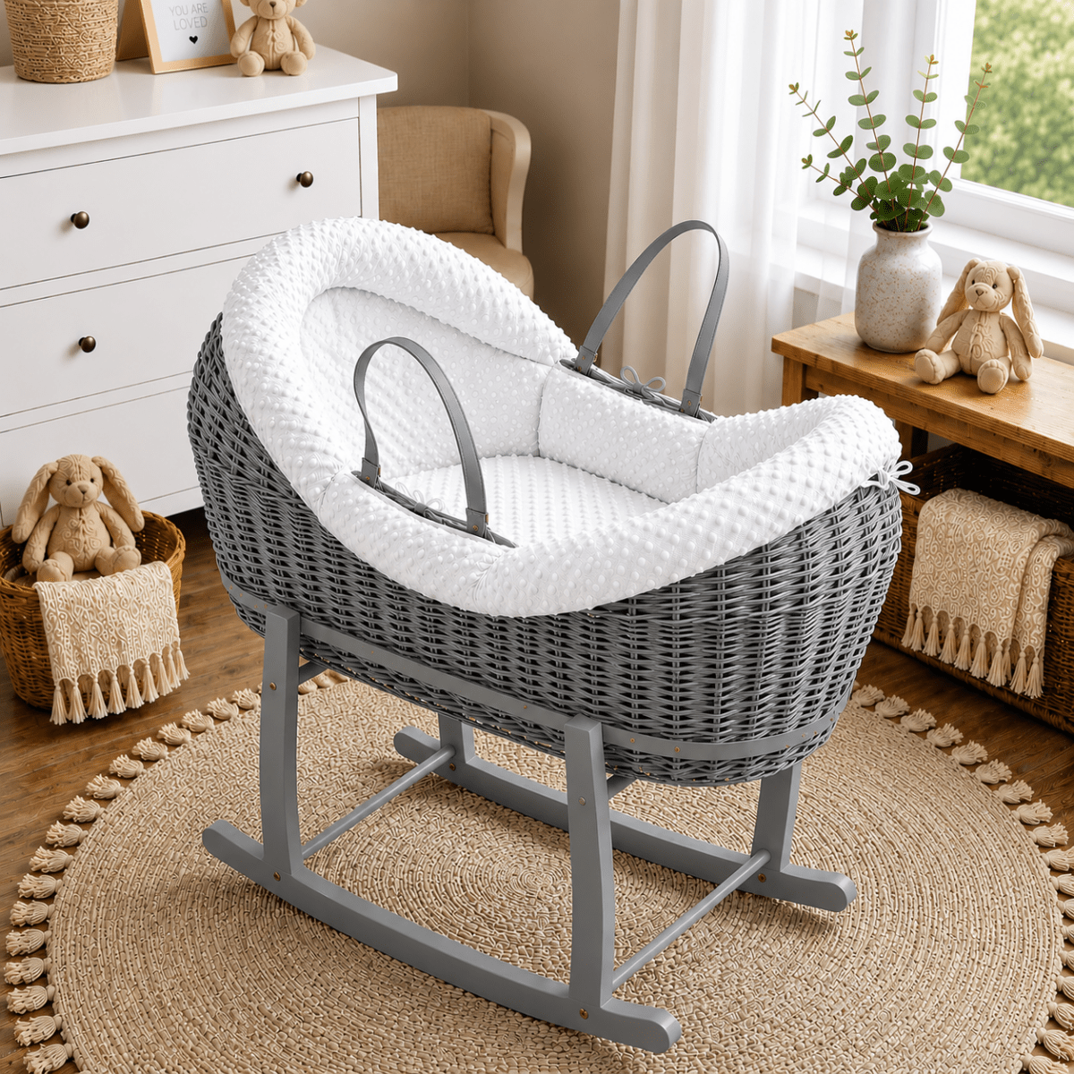 Wicker Moseskorb mit Gestell, weißes Bettzeug mit Relief, graues Holzgestell