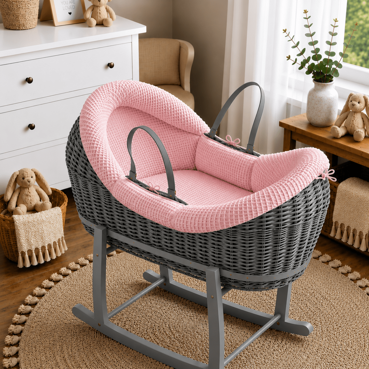 Wicker Moseskorb mit Gestell, rosa Bettzeug mit Relief, graues Holzgestell