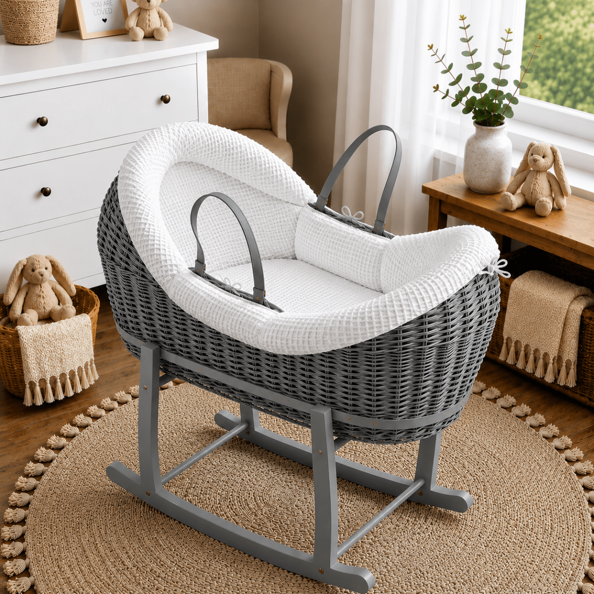 Wicker Moseskorb mit Gestell, weißes Bettzeug mit Relief, weiße Holzstreben