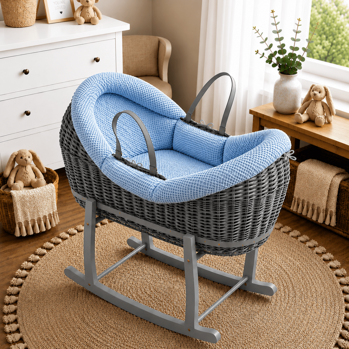 Wicker Moseskorb mit Gestell, blaues Bettzeug mit Relief, graues Holzgestell