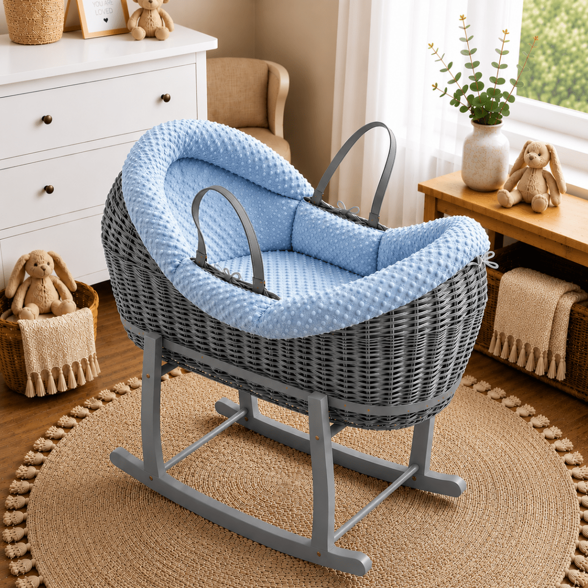 Wicker Moseskorb mit Gestell, blaues Bettzeug mit Relief, graues Holzgestell