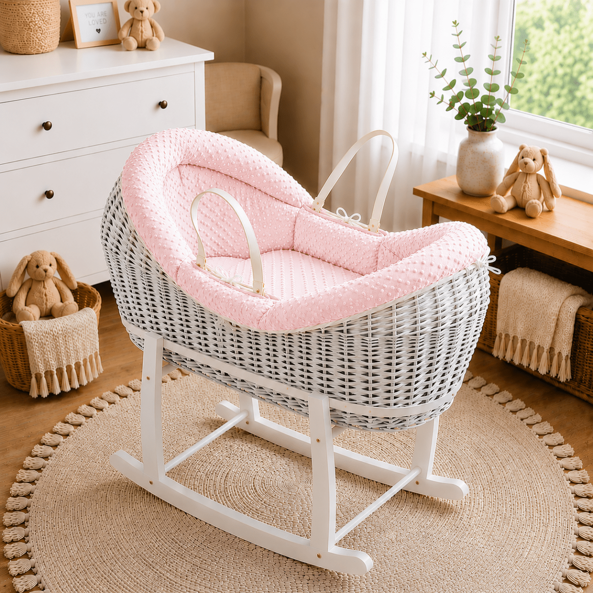 Wicker Moseskorb mit Gestell, rosa Bettzeug mit Relief, weiße Holzstreben