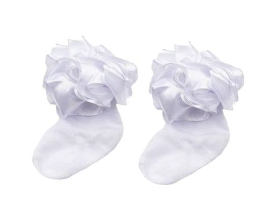 White kids ankle socks with layered ruffle ribbon detail around the cuff